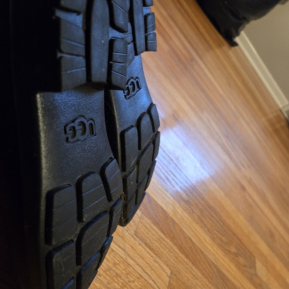 Size 9 waterproof Uggs - Picture 6 of 7